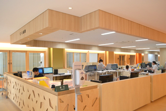 子どもの入院病床（5階C棟）35床　木を使った温かい雰囲気の病棟です。