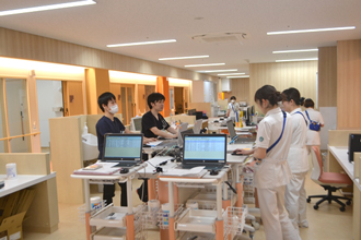 ナースステーション（医師と看護師のミーティング風景）